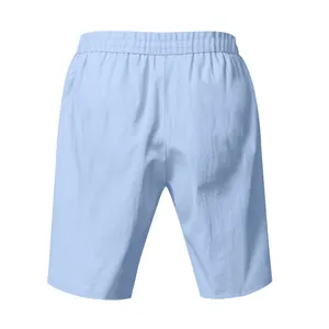 Vista posteriore dei pantaloncini casual da uomo in lino azzurro con vita elastica