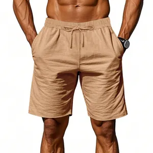 Dettaglio dei pantaloncini in lino kaki da uomo con coulisse e vestibilità comoda.