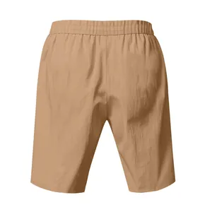 Vista posteriore dettagliata di pantaloncini di lino kaki leggeri da uomo con elastico