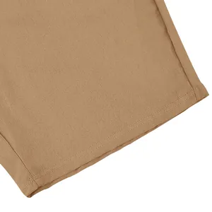 Makro-Detail des hochwertigen doppelt genähten Saums brauner Leinen-Sommershorts für Herren