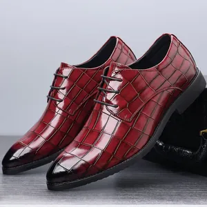 Elegante bordeauxfarbene Herren-Oxfordschuhe mit Kroko-Prägung, spitzer Kappe und Schnürung