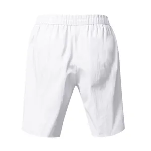 Vista posteriore dettagliata di pantaloncini da spiaggia casual uomo in lino bianco