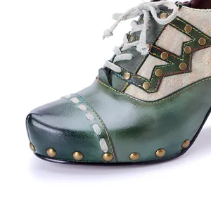 Détail d'une chaussure en cuir vintage faite main avec patchwork denim et rivets