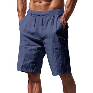 Dettaglio dei pantaloncini in lino blu da uomo con coulisse per l'estate