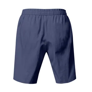 Vista posteriore di pantaloncini casual da uomo blu navy con vita elastica e tessuto