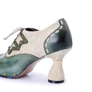 Détail d'une chaussure à talons hauts en cuir vert vintage avec rivets en bronze