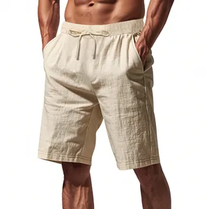 Dettaglio di pantaloncini da uomo in lino beige con coulisse e tessuto estivo testurizzato.