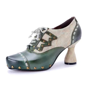Escarpins vintage en cuir vert brossé avec rivets et talon original