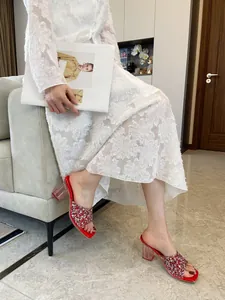 Sandali rossi con strass a punta quadrata e tacco largo rosa trasparente sulla modella