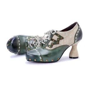 Gros plan d'escarpins vintage en cuir avec patchwork, clous et détails de lacets