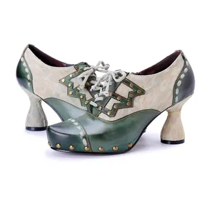 Vue détaillée de talons hauts en cuir patchwork vintage avec clous et lacets