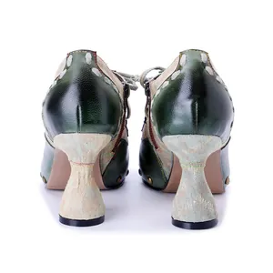 Vue arrière d'escarpins en cuir vintage montrant les détails des rivets et du talon