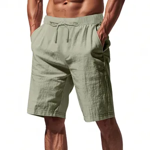 Dettaglio dei pantaloncini in lino verde salvia da uomo con coulisse e texture del tessuto