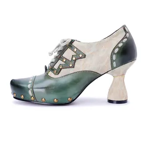 Détail latéral d'escarpins en cuir vert vieilli rétro avec rivets et patchwork