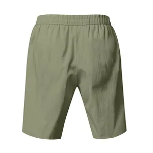 Vista posteriore di pantaloncini da uomo in lino verde salvia con elastico in vita