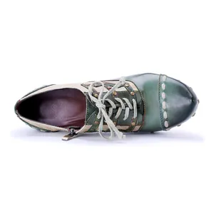 Vue de dessus d'une chaussure en cuir vert vintage avec rivets et lacets.