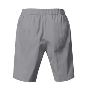 Vista posteriore di pantaloncini casual da uomo in lino grigio con vita elasticizzata