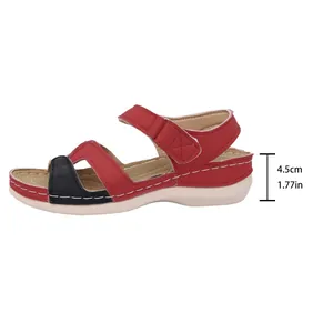 Vue latérale détaillée de sandales compensées rouges pour femmes, talon de 4,5 cm