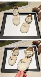 Cremefarbene Mädchen-Mary-Jane-Schuhe mit elegantem Perlenriemen und weicher Sohle.