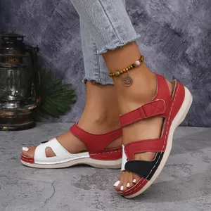 Gros plan de sandales à talons compensés pour femmes avec velcro et bout ouvert
