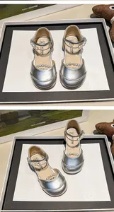 Detailansicht der silbernen Prinzessinnenschuhe für Mädchen mit elegantem Perlenband.