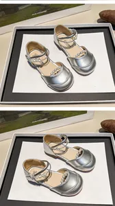 Detailaufnahme der silbernen Mädchen-Mary-Janes mit elegantem Perlenriemen und Sohle
