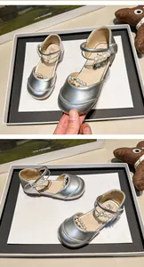 Detailansicht silberne Mädchen-Mary-Janes mit Perlenriemen und Metallic-Finish
