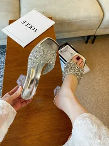 Eleganti sandali con strass argento, tacco largo in cristallo trasparente e punta quadrata chic