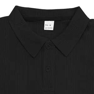 Vista detallada del cuello y la etiqueta de 100% poliéster de un polo negro para hombre.
