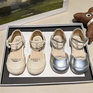 Elegante Mädchen Mary Jane Sandalen mit Perlenakzenten in Creme und Silber.