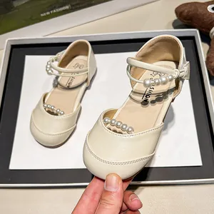 Cremefarbene Mary Jane Halbschuhe für Mädchen mit eleganten Perlenakzenten und weichen Sohlen