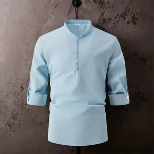 Herren-Henley-Hemd aus hellblauer Baumwolle mit Stehkragen, ideal für Strand und Yoga.