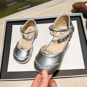 Mädchen Prinzessin Mary Jane Schuhe in Metallic Silber mit Perlenriemen und weicher Sohle