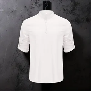 Elegantes weißes Herren-Henley-Hemd aus Baumwolle mit Stehkragen für Strand und Yoga.