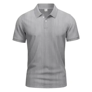 Vista de cerca del tejido gris texturizado de un polo de hombre con cuello clásico abotonado
