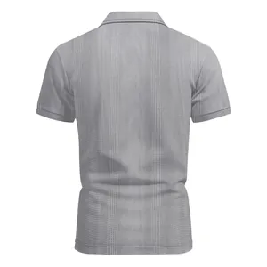 Vista trasera detallada de un polo gris transpirable con un diseño clásico de estilo golfista