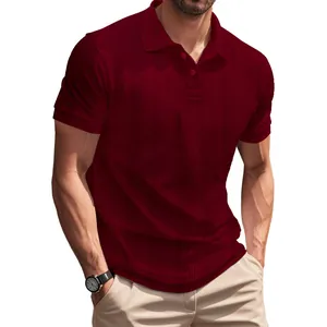 Primer plano de polo de golf burdeos transpirable para hombre con textura