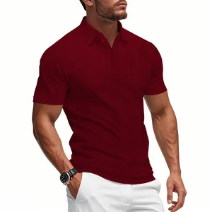 Primer plano de polo granate para hombre con textura de canalé vertical
