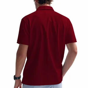 Vista trasera de un polo transpirable para hombre en rojo oscuro con detalle de punto