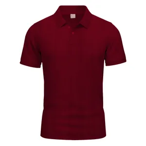 Vista frontal de un polo de manga corta para hombre en color burdeos con tejido transpirable