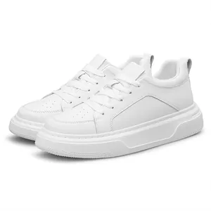 Sneaker bianche con zeppa interna di 6 cm e design stringato classico