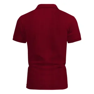 Vista trasera de un polo de golf burdeos de manga corta para hombre con textura de punto