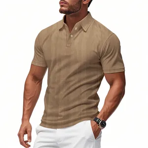 Primer plano de un polo para hombre caqui transpirable con rayas verticales texturizadas