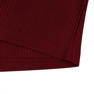 Primer plano de la textura del tejido acanalado y las costuras finas de un polo burdeos.