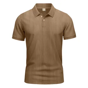 Detalle macro del polo marrón para hombre con textura de gofre y calidad de tela