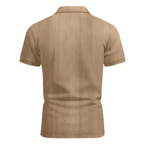 Vista posterior detallada de un polo de hombre caqui con textura y patrón de rayas
