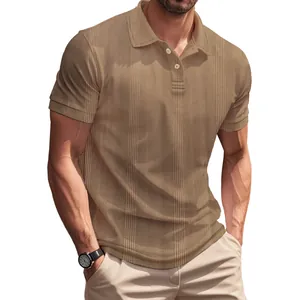 Primer plano de polo de manga corta para hombre en tejido texturizado color caqui
