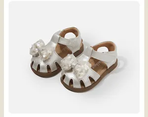 Silberne Mädchensandalen mit glitzernder Paillettenschleife und Metallic-Lederoptik