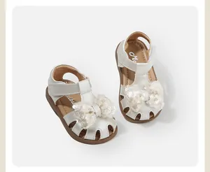 Elegante weiße Kleinkind-Mädchensandalen mit funkelnder Paillettenschleife und Klettverschluss