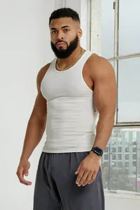 Gros plan sur la texture du tissu côtelé blanc et la coupe athlétique d'un débardeur homme